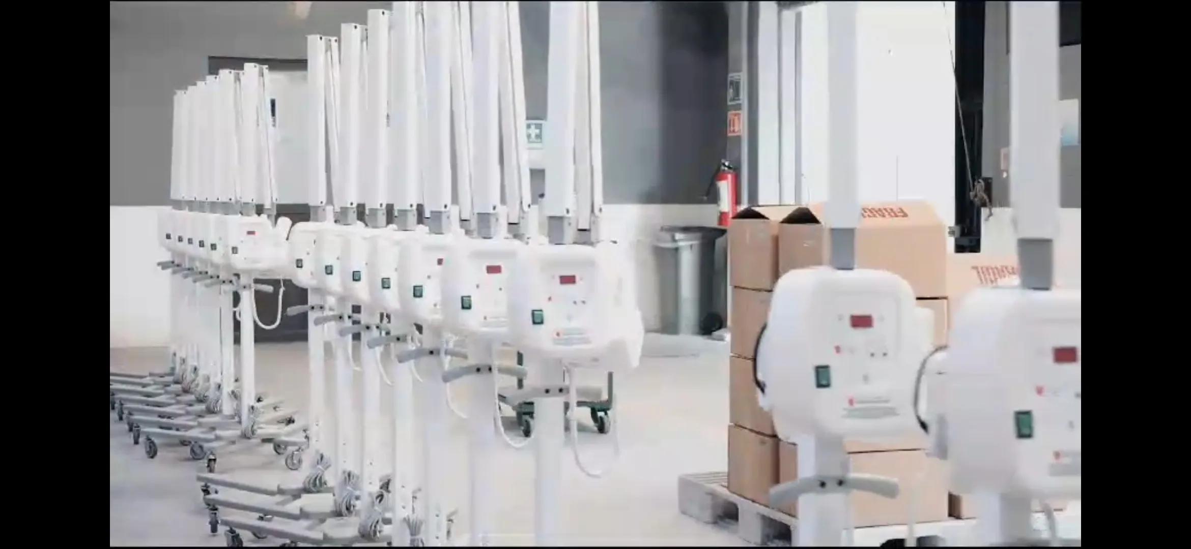 Equipos de rayos X listos para envío, representando cómo mejorar la precisión diagnóstica con rayos X panorámicos en cada producto.